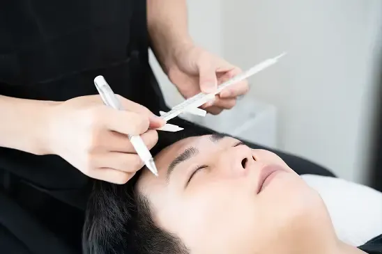 眉のデザインを測る様子