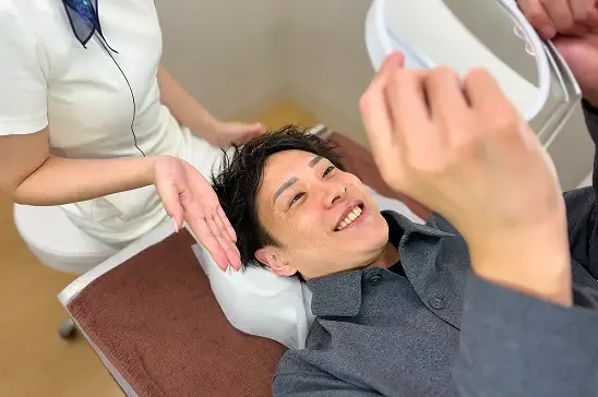 鏡で仕上がりを確認するお客様